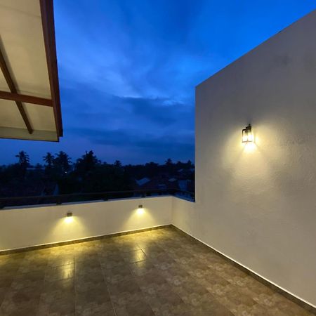 Srimadis Villa Near Airport - Negombo Buitenkant foto