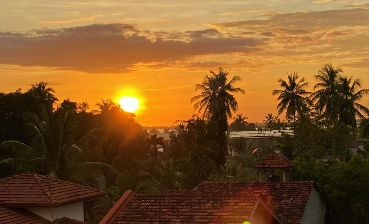 Srimadis Villa Near Airport - Negombo Buitenkant foto