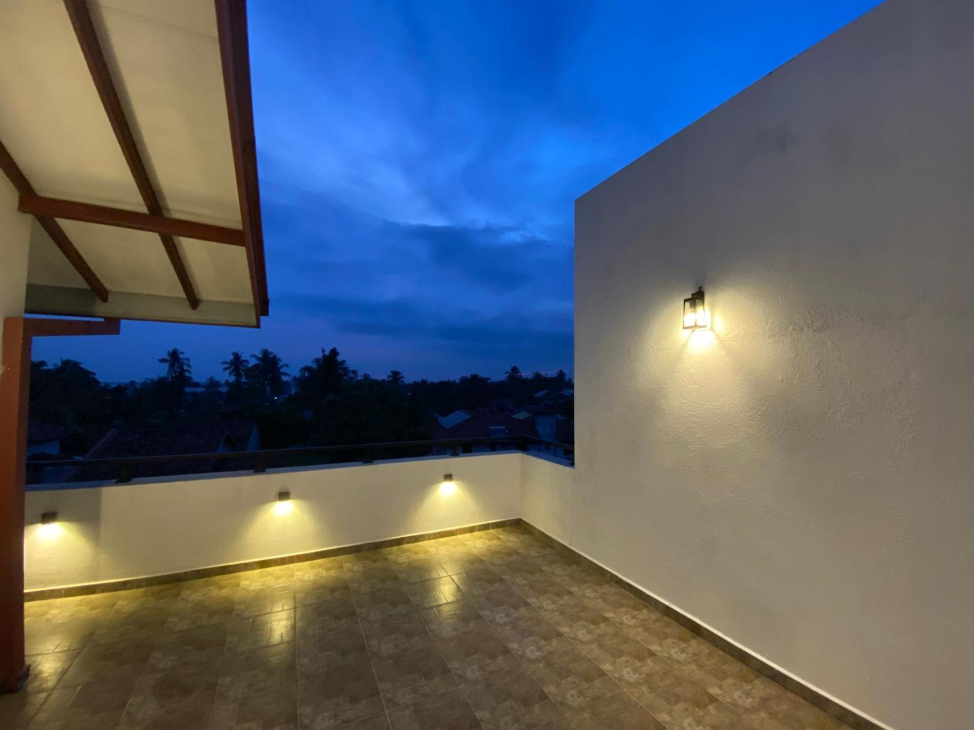 Srimadis Villa Near Airport - Negombo Buitenkant foto