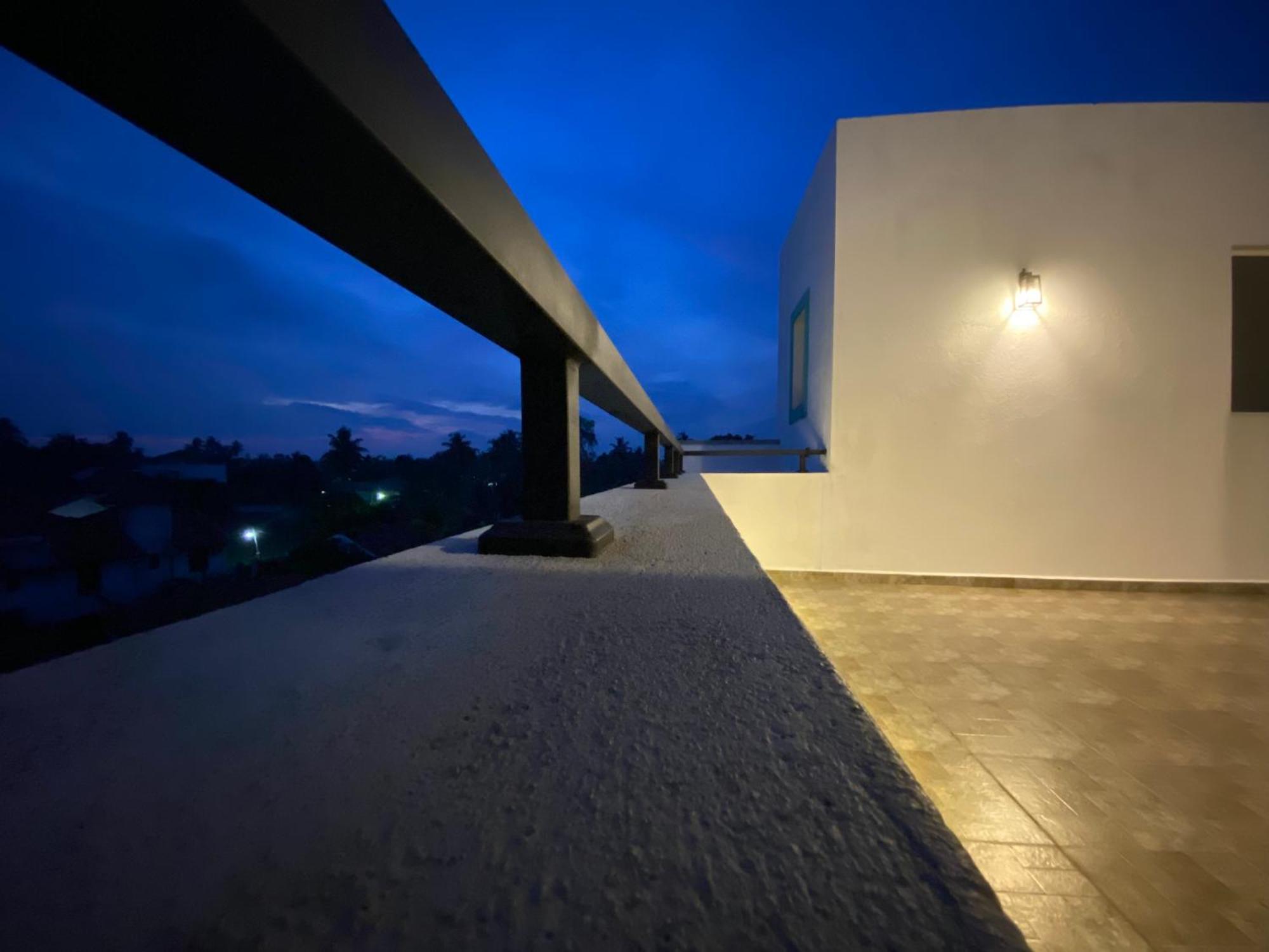 Srimadis Villa Near Airport - Negombo Buitenkant foto