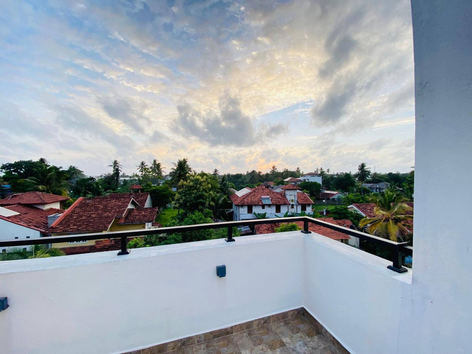 Srimadis Villa Near Airport - Negombo Buitenkant foto