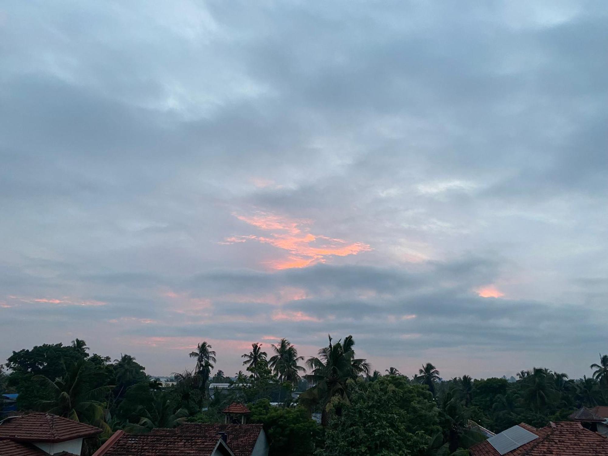 Srimadis Villa Near Airport - Negombo Buitenkant foto